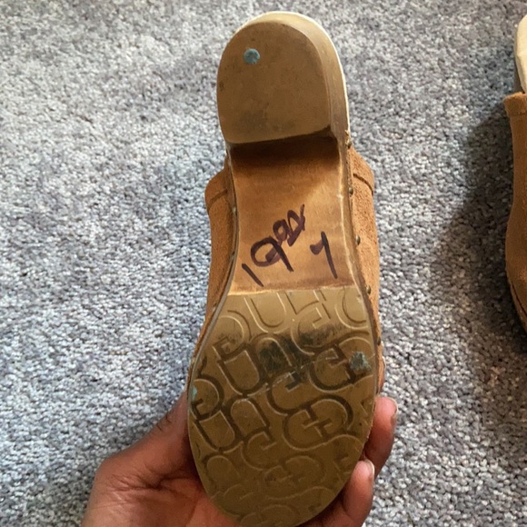 Size 7 women’s ugg clogs - Picture 3 of 3